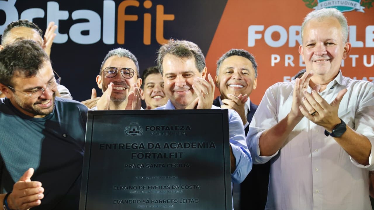 prefeito evandro descerrando a placa de inauguração da academia